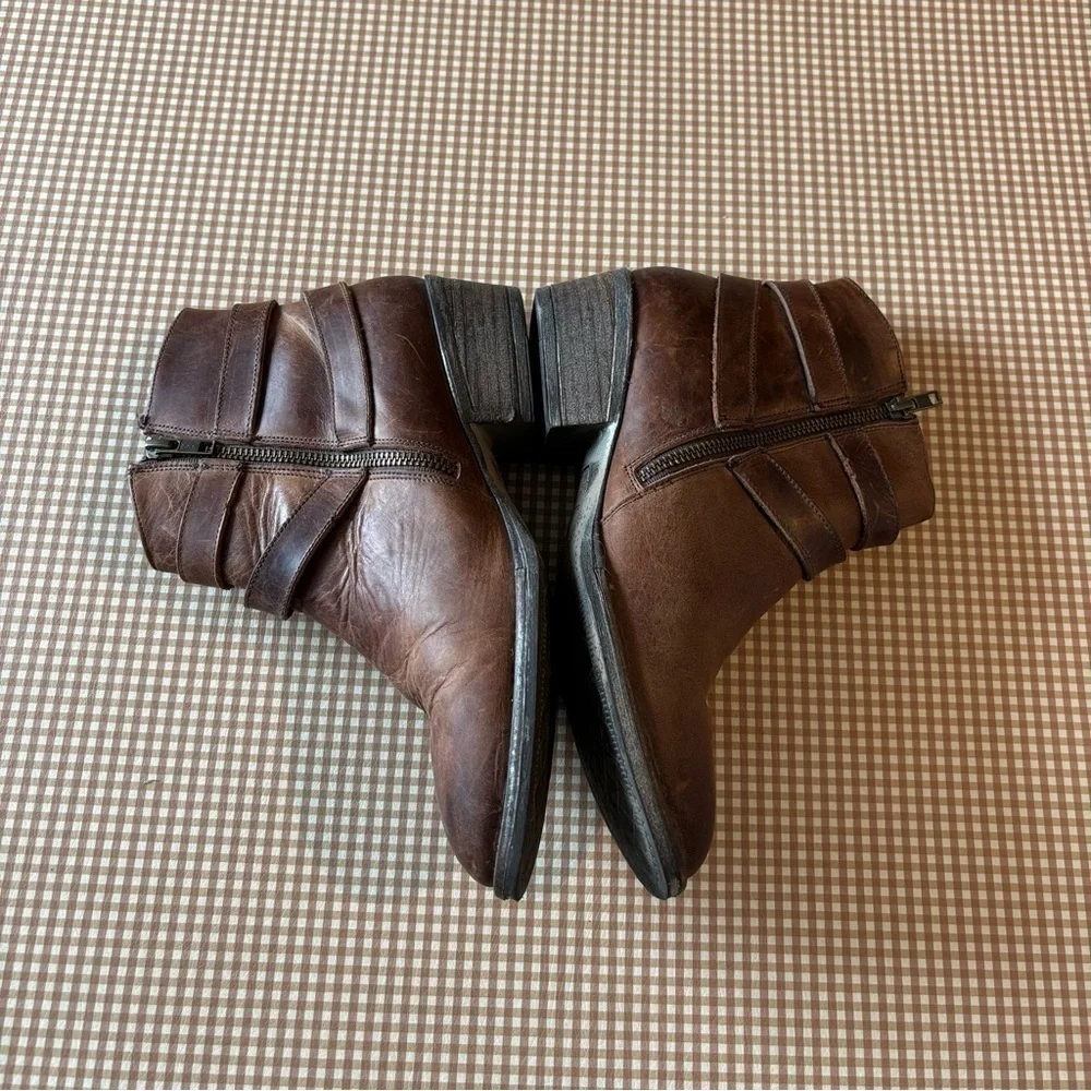 Sterling River short leather boots booties with buckles. Size 9